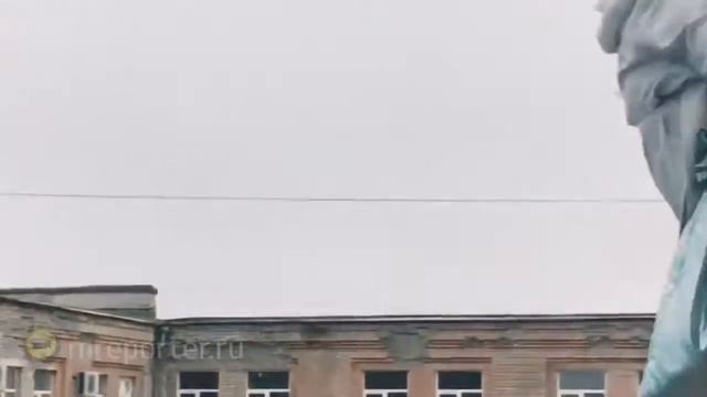 Спортивный Дед Мороз спустился с мешком подарков по стене здания в Воронеже смотреть онлайн