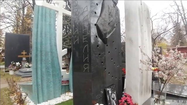 Новодевичье кладбище осенью.