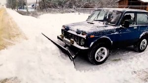 Нива чистит снег