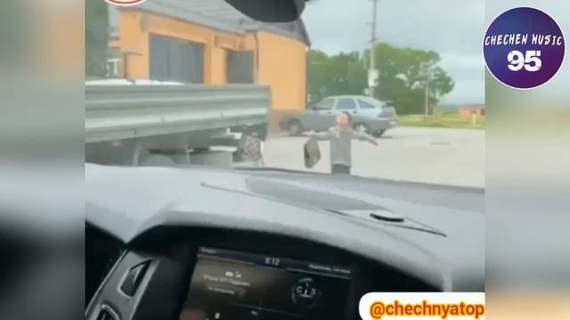 МАЛЕНЬКИЙ ЧЕЧЕНЕЦ НА РАССЛАБОНЕ ТАНЦУЕТ ОТ ДУШИ 2022 смотреть онлайн