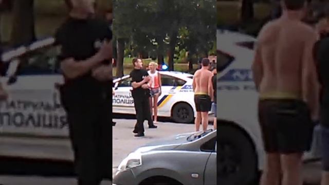 Как украинские менты ловят пьяных и не могут понять кто был за рулём !? смотреть онлайн