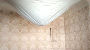 КАК  СЛИТЬ ВОДУ С НАТЯЖНОГО ПОТОЛКА