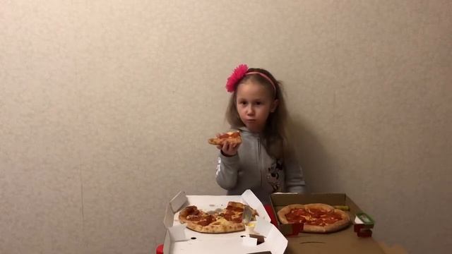 Dodo pizza VS Papa Johns. Маша пробует пиццу. смотреть онлайн