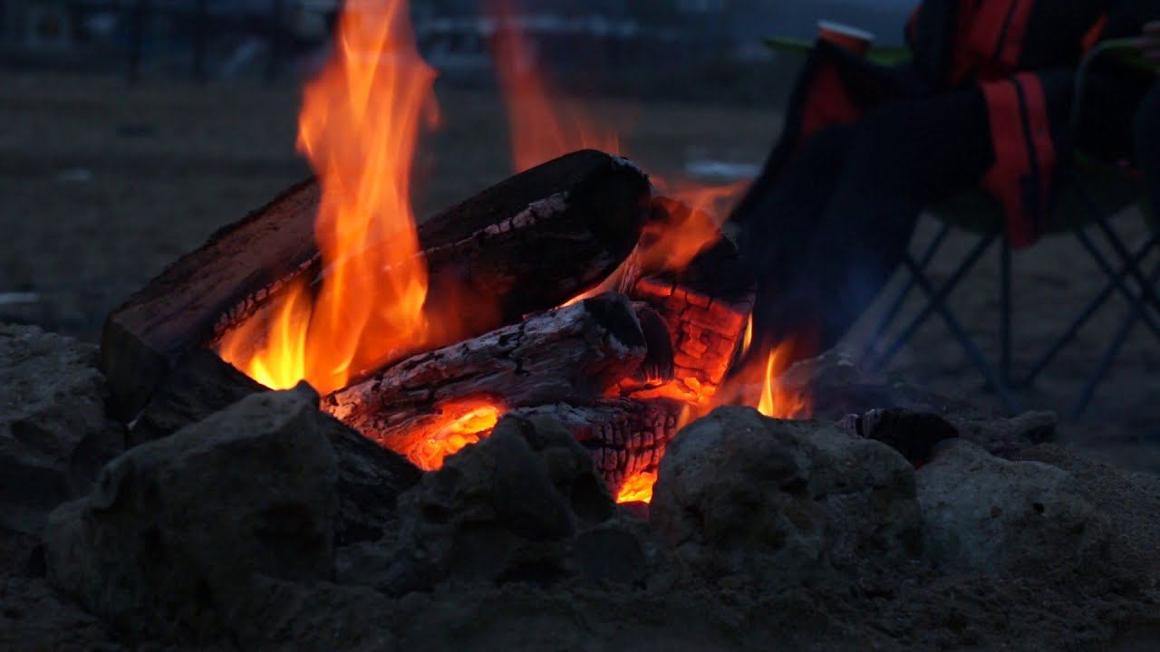 Январь, Крым,  t°C +14, пляж и костер что ещё надо?  Beach and fire what else do you need?