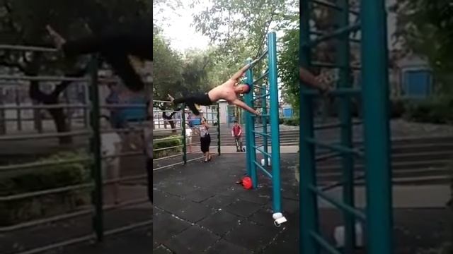 Человек ходит по невидимым стенам!!!!! Как???? смотреть онлайн