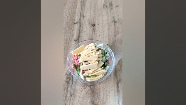 салат из копченой колбасы. сытный#shorts смотреть онлайн