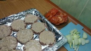 Котлеты в духовке с помидором и сыром