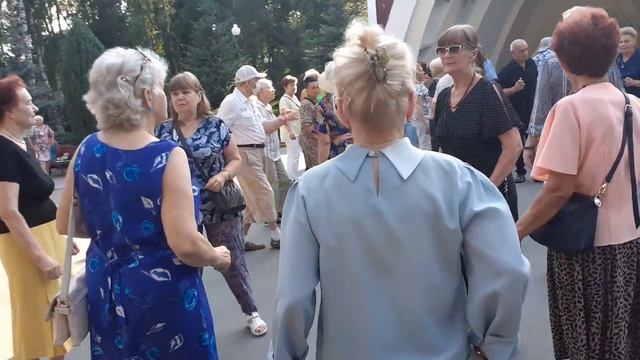 Схожа я на квітку, схожа на весну!???/Танцы в парке Горького Харьков июль 2021 смотреть онлайн