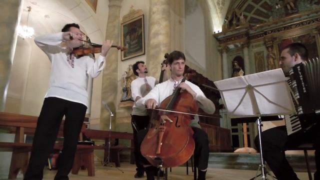 TRI i DVE / Hungarian Dances no.7 & no.5 (J.BRAHMS) смотреть онлайн