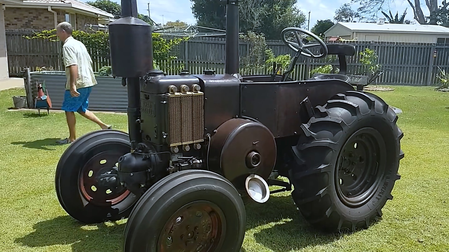 Запуск трактора 1938 года с нефтяным двигателем смотреть онлайн