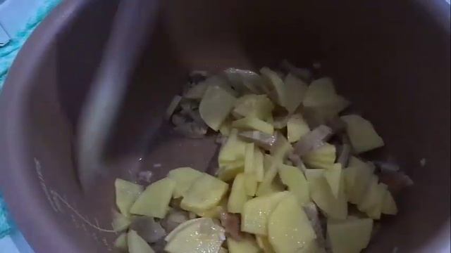 Картошка с солеными грибами в мультиварке. смотреть онлайн