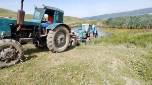 Трактор Т-40 застрял в болоте.На помощь едет 2 трактора Т-40 так как одному не удается его вытащить