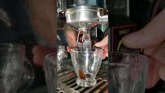 Tirando espresso com Fiamma Minibar modificada смотреть онлайн