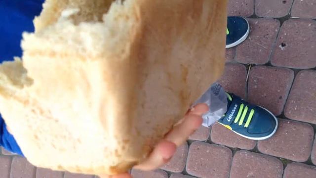 ЛУКИ-MEN: КОРМИТ ГОЛУБЕЙ ХЛЕБОМ 2 смотреть онлайн