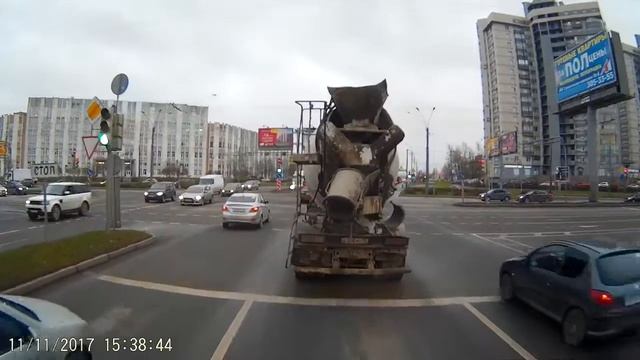 Бетономешалка потеряла запчасть! Всем смотреть! смотреть онлайн