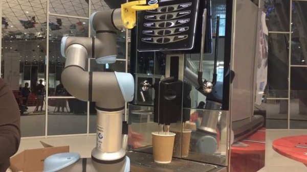 Робот бариста Skolkovo Robotics V