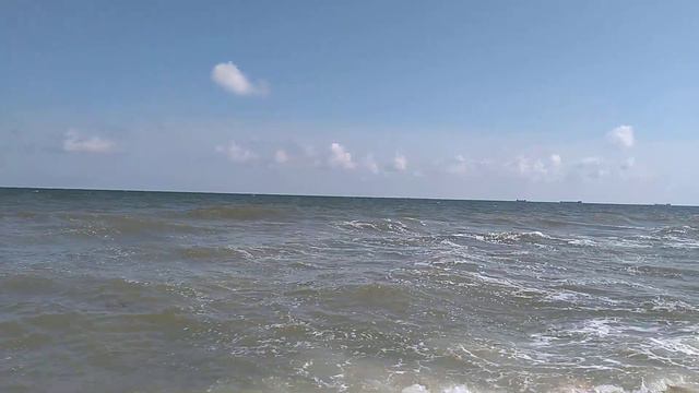 Красивые врлны набегаютают на берег Азовского моря в станице Голубицкая смотреть онлайн