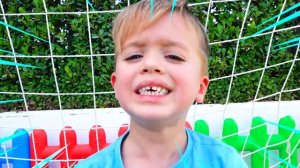 Влад и Никита играют с игрушечной машиной роботом