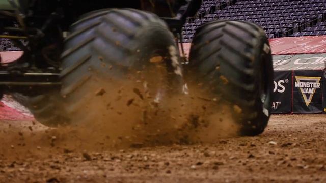 Power up! Porsche Taycan Cross Turismo vs Monster Jam monster truck смотреть онлайн