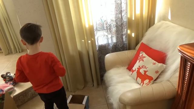 Макс наряжает Новогоднюю ёлочку смотреть онлайн