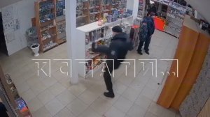 Покупатели, которым продавец не захотела показать товар, устроили погром в магазине