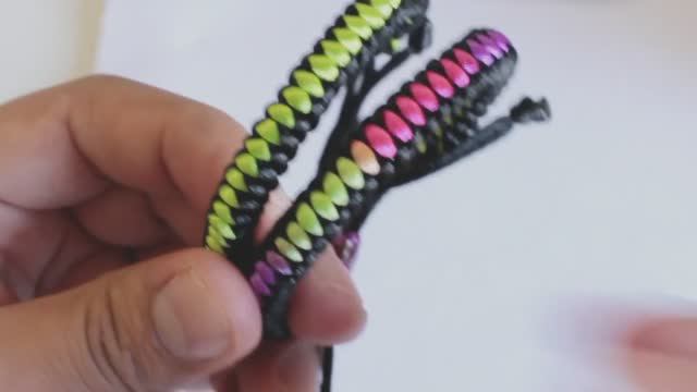 Как сплести простой браслет из атласного шнура