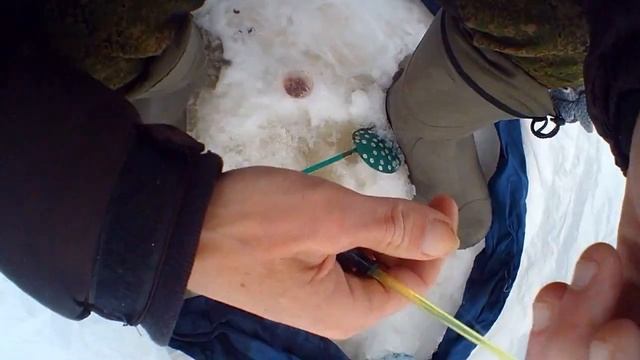 Всегда с рыбой зимой когда сыплю это в лунку!! Ловится вся рыба на зимней рыбалке смотреть онлайн