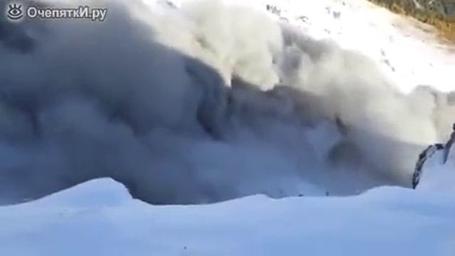 Кусок скалы откололся от основания смотреть онлайн