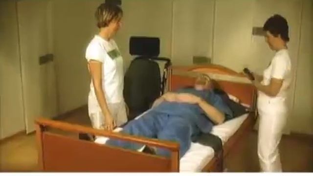 Перемещение с кровати на коляску, Liko Comfort Sling Plus Highback смотреть онлайн