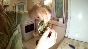 Чистка и смазка напольного вентилятора. Если не хотите дышать пылью....