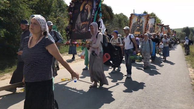 Біжать у Почаїв... / Бегут в Почаев... смотреть онлайн