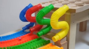 шарики катаются на горке