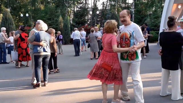 ТЫ ДЛЯ МЕНЯ ЗВЕЗДОЙ НАДЕЖДЫ СТАЛА! СЧАСТЛИВЫЕ МОМЕНТЫ ИЗ ПАРКА ГОРЬКОГО ХАРЬКОВ ТАНЦЫ смотреть онлайн