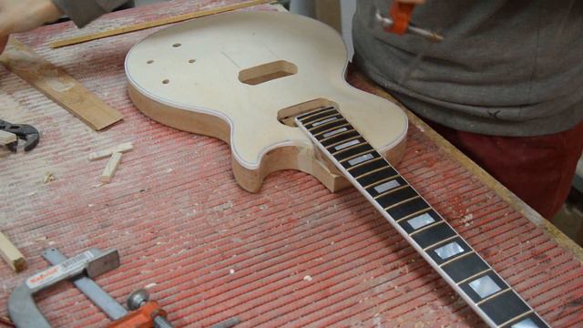 Les Paul BUILT - Part 8: making some holes and GLUING THE NECK смотреть онлайн
