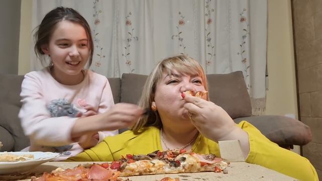 МУКБАНГ ? ОГРОМНАЯ ПИЦЦА ? СЕМЕЙНЫЙ УЖИН MUKBANG PIZZA FAMILIAR ES BOMBA ESTA RICO #MUKBANG#МУКБАНГ смотреть онлайн