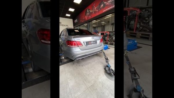 718hp & 1125nm Mercedes Benz E63s W212 stage 2 with decat/catless downpipes and insane crackle.