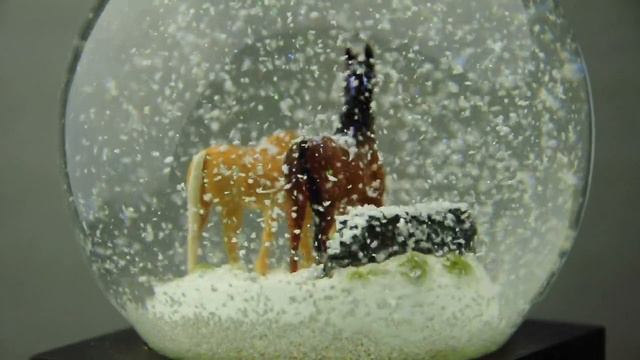 Horses Snow Globe смотреть онлайн