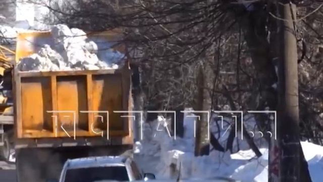 Спустя полторы недели Нижний Новгород продолжают расчищать от снега смотреть онлайн