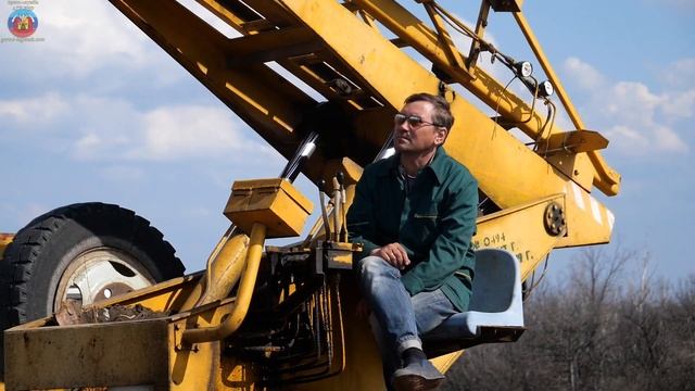 Коммунальщики начали монтаж пятиконечной звезды Города-Героя на въездных стелах в Луганск смотреть онлайн