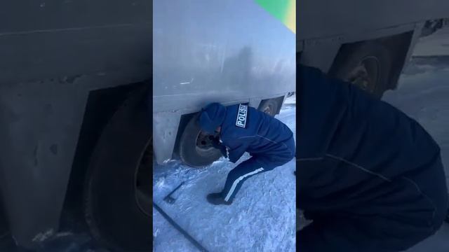 Дальнобойщик поблагодарил карагандинских полицейских за помощь на трассе смотреть онлайн