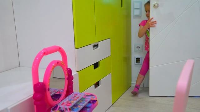 Кира собирается на королевский бал, красит ногти и делает макияж. Мультики видео для детей. смотреть онлайн