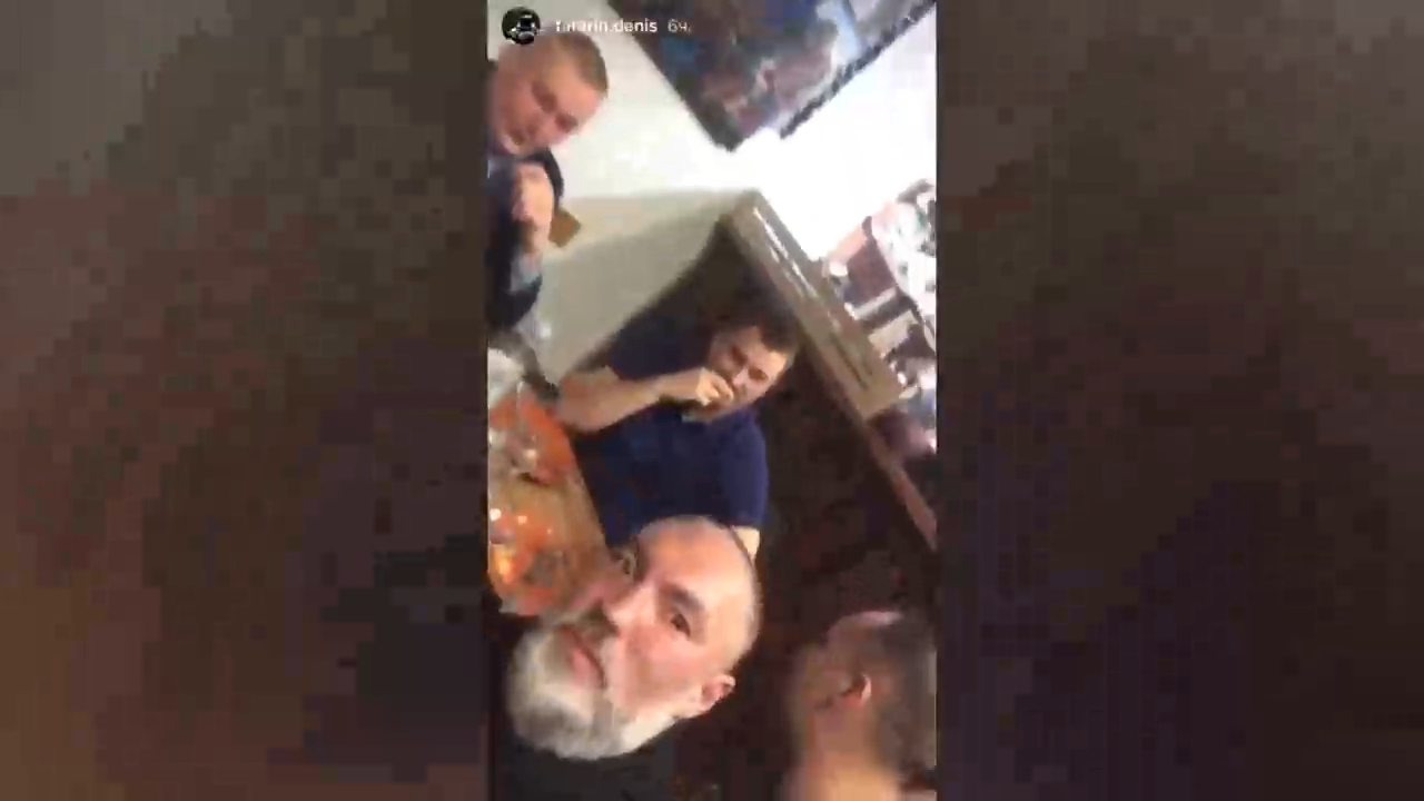 Тюменские силовики пьют за АУЕ в ресторане смотреть онлайн