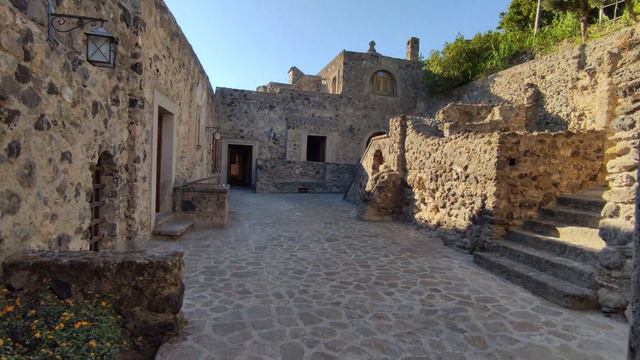 Enjoying the sun on this Italian island. La dolce vita. смотреть онлайн