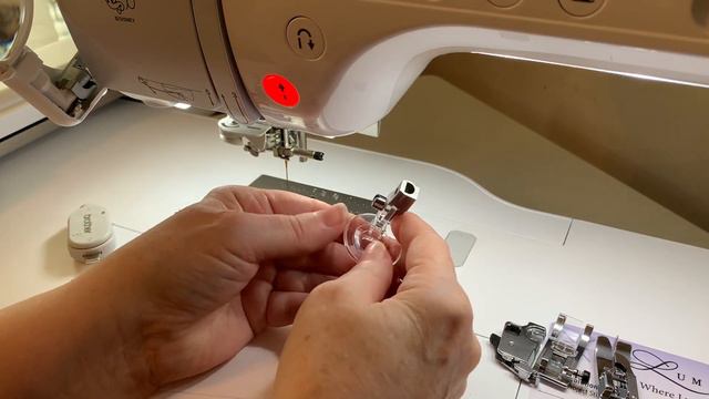 Luminaire - How to Attach Various Feet to Your Machine смотреть онлайн