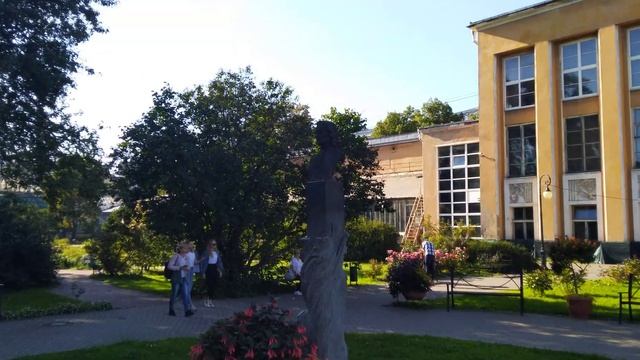 Памятник Петру 1 в ботаническом саду. 08.19 смотреть онлайн