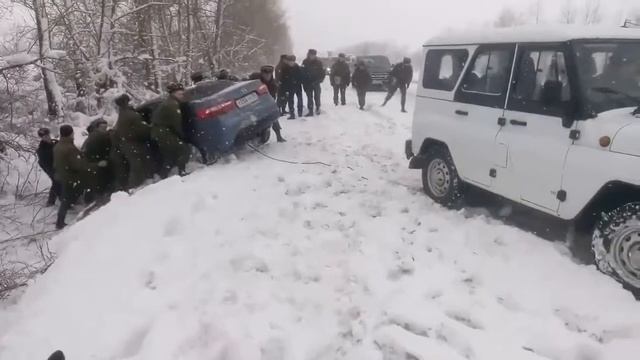 Трасса на Нововоронеж  Помощь на дороге. достают машину из сугроба