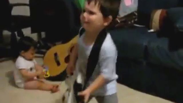 Хит! Малыш играет в guitar hero. Kid playing guitar hero смотреть онлайн