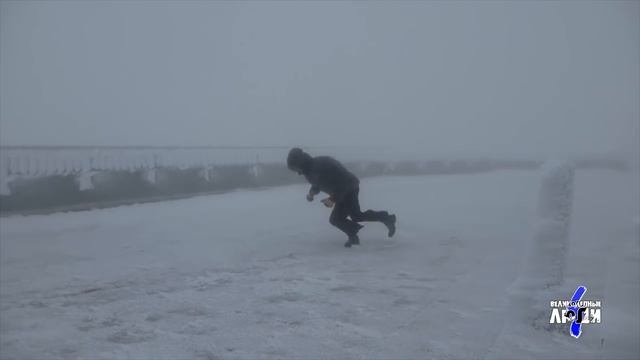 Человека сносит ветром - ЧЕЛОВЕК или ВЕТЕР? Кто сильнее? смотреть онлайн