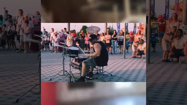 Мужик играет на барабанах под разные треки|| Город Анапа || смотреть онлайн