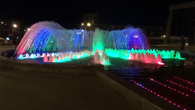 Цветной фонтан у Салавата Юлаева в Уфе смотреть онлайн